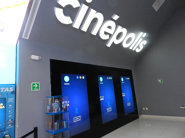 Macintosh HD:Users:jorgevillegashernandez:Desktop:EMERGENTE:20191128 CINÉPOLIS. SALA SEIS MIL:DSCN0236.JPG