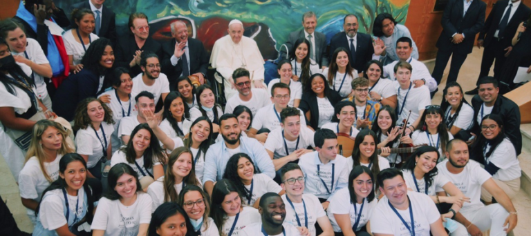 BONO, CAF y Scholas y el Papa Francisco se Alían para Fomentar la Educación y el Cuidado del Medio Ambiente